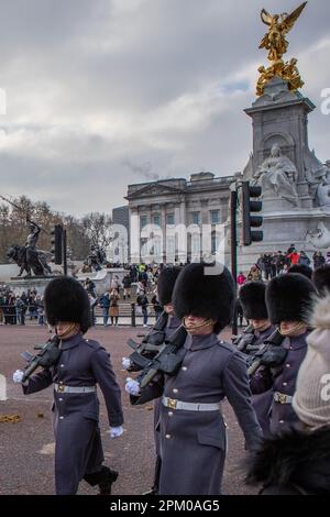 Londres, Angleterre – décembre 2022. Relève de la garde royale Buckingham Palace, une résidence royale de Londres à Londres, Royaume-Uni Banque D'Images