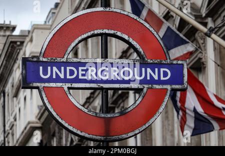 Londres, Royaume-Uni. 30th octobre 2022. L'Union Jack, le drapeau national de la Grande-Bretagne, est suspendu derrière un panneau portant le logo du métro de Londres. Credit: Jan Woitas/dpa/Alay Live News Banque D'Images