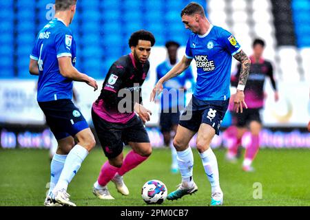 Jack Taylor (8 Peterborough United), défié par Sam Nombe (10 Exeter City) lors du match Sky Bet League 1 entre Cambridge United et Fleetwood Town au R Cotings Abbey Stadium, Cambridge, le vendredi 7th avril 2023. (Photo : Kevin Hodgson | ACTUALITÉS MI) crédit : ACTUALITÉS MI et sport /Actualités Alay Live Banque D'Images