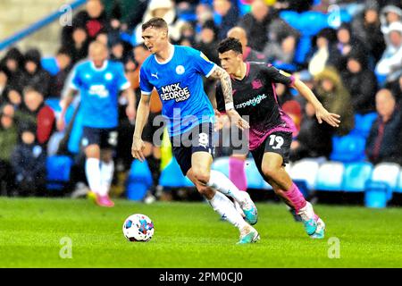 Jack Taylor (8 Peterborough United), défié par Sonny Cox (19 Exeter City) lors du match Sky Bet League 1 entre Cambridge United et Fleetwood Town au R Cotings Abbey Stadium, Cambridge, le vendredi 7th avril 2023. (Photo : Kevin Hodgson | ACTUALITÉS MI) crédit : ACTUALITÉS MI et sport /Actualités Alay Live Banque D'Images