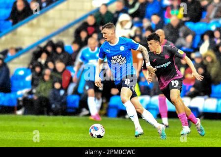 Jack Taylor (8 Peterborough United) défié par Sonny Cox ( 19 Exeter City pendant le match Sky Bet League 1 entre Cambridge United et Fleetwood Town au R Costaings Abbey Stadium, Cambridge, le vendredi 7th avril 2023. (Photo : Kevin Hodgson | ACTUALITÉS MI) crédit : ACTUALITÉS MI et sport /Actualités Alay Live Banque D'Images