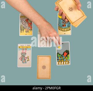 Lodz, Pologne les mains de 07 avril 2023 se répandant et lisant le tarot jouant des cartes ésotériques pour la divination. Banque D'Images