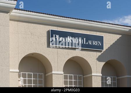 L'enseigne Polo Ralph Lauren sur le bâtiment d'un centre commercial est montrée. Banque D'Images