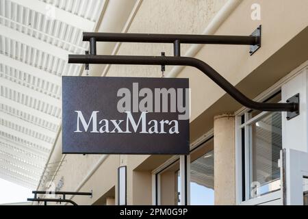 Vue rapprochée de l'affiche suspendue du magasin Max Mara. Banque D'Images