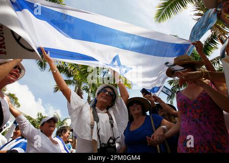 Miami, États-Unis. 20th juillet 2014. Les Israéliens assistent à un rassemblement sur la plage de Soutth pour protester contre l'attaque palestinienne de la bande de Gaza sur le territoire israélien. Sur 20 juillet 2014 à Miami, États-Unis. (Photo de Jose Bula Urrutia/Eyepix Group). © JOSE ISAAC BULA URRUTIA./Groupe Eyepix (Credit image: © Jose Bula Urrutia/eyepix via ZUMA Press Wire) USAGE ÉDITORIAL SEULEMENT! Non destiné À un usage commercial ! Crédit : ZUMA Press, Inc./Alay Live News Banque D'Images