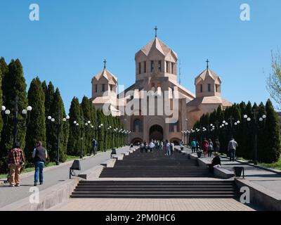 Erevan, Arménie - 28 mars 2023 : la cathédrale Saint Grégoire l'illuminateur, les gens vont à l'église Banque D'Images