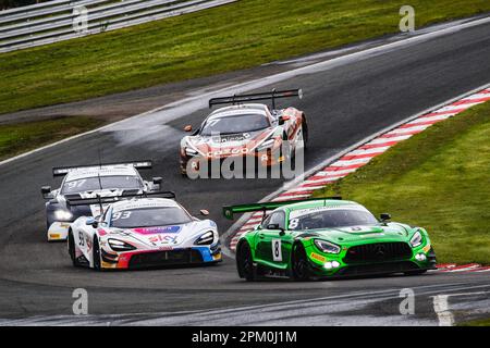 Oulton Park, Cheshire, Royaume-Uni. 10th avril 2023. L'écurie Abba Racing Mercedes-AMG GT3 (n° 8) conduite par Richard Neary et Sam Neary dans la classe Silver-Am GT3 conduit Sky Tempesta Racing McLaren 720s GT3 (n° 93) conduite par Kevin Tse et Chris Froggggatt dans la classe Silver-Am GT3 lors de la ronde 1 du Championnat britannique Intelligent Money GT à Oulton Stationnement. 10 avril 2023. Credit: Jurek Biegus/Alamy Live News Banque D'Images