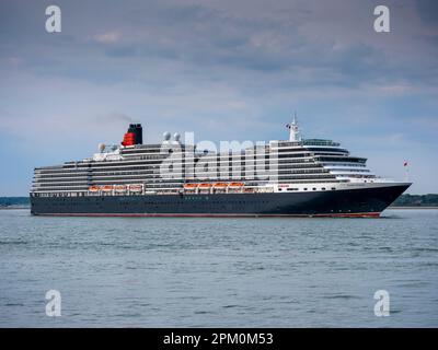 Le MS Queen Victoria de Cunard sort du port de Southampton, Hampshire, Angleterre, Royaume-Uni Banque D'Images