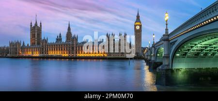 Le pont de Westminster relie Lambeth à Westminster, traversant la Tamise près du Parlement et de l'emblématique maison de la tour Queen Elizabeth Banque D'Images