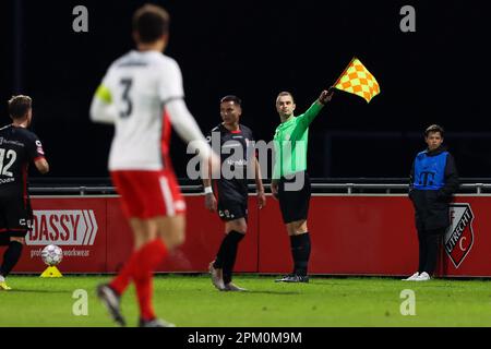 Utrecht, pays-Bas. 10th avril 2023. UTRECHT, PAYS-BAS - AVRIL 10: Adjointe Referee Joey Waleveld pendant le match Keuken Kampioen Divisiie entre Jong FC Utrecht et TOP OSS au complexe sportif Zoudenbalch sur 10 avril 2023 à Utrecht, pays-Bas (photo de Ben gal/Orange Pictures) crédit: Orange pics BV/Alay Live News Banque D'Images