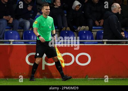 Utrecht, pays-Bas. 10th avril 2023. UTRECHT, PAYS-BAS - AVRIL 10: L'arbitre adjoint Jordi a participé au match Keuken Kampioen Divisiie entre Jong FC Utrecht et LE TOP OSS du complexe sportif Zoudenbalch sur 10 avril 2023 à Utrecht, pays-Bas (photo de Ben gal/Orange Pictures) crédit: Orange pics BV/Alay Live News Banque D'Images