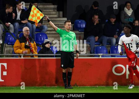 Utrecht, pays-Bas. 10th avril 2023. UTRECHT, PAYS-BAS - AVRIL 10: L'arbitre adjoint Jordi a participé au match Keuken Kampioen Divisiie entre Jong FC Utrecht et LE TOP OSS du complexe sportif Zoudenbalch sur 10 avril 2023 à Utrecht, pays-Bas (photo de Ben gal/Orange Pictures) crédit: Orange pics BV/Alay Live News Banque D'Images