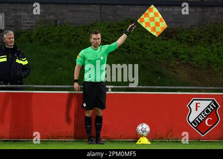 Utrecht, pays-Bas. 10th avril 2023. UTRECHT, PAYS-BAS - AVRIL 10: L'arbitre adjoint Jordi a participé au match Keuken Kampioen Divisiie entre Jong FC Utrecht et LE TOP OSS du complexe sportif Zoudenbalch sur 10 avril 2023 à Utrecht, pays-Bas (photo de Ben gal/Orange Pictures) crédit: Orange pics BV/Alay Live News Banque D'Images