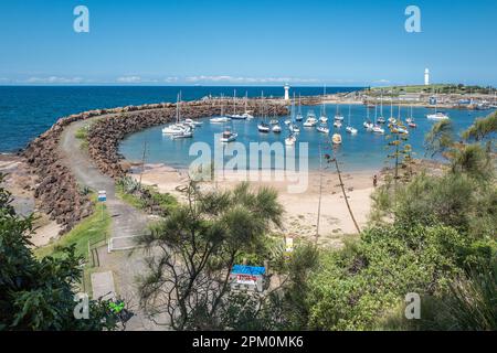 Le quartier du port de Wollongong et le phare de Wollongong Breakwater. Wollongong est la troisième plus grande ville de Nouvelle-Galles du Sud. Banque D'Images