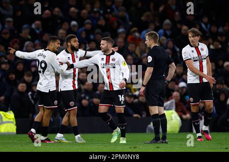 Oliver Norwood (au centre) de Sheffield United réagit lors du match du championnat Sky Bet à Turf Moor, Burnley. Date de la photo: Lundi 10 avril 2023. Banque D'Images