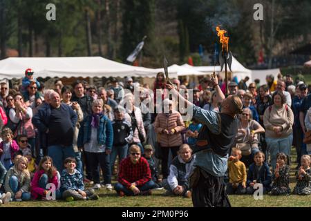 Kaiserslautern, Allemagne. 10th avril 2023. Un jongleur mâle qui déchagit des gens de tous âges, comme il équilibre une hache brûlante sur sa tête. Credit: Gustav Zygmund/Alamy News Banque D'Images