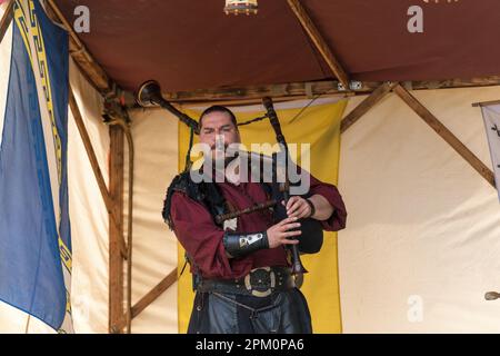 Kaiserslautern, Allemagne. 10th avril 2023. Membre du groupe musical médiéval « Capud Draconis » jouant des cornemuses sur scène. Credit: Gustav Zygmund/Alamy News Banque D'Images