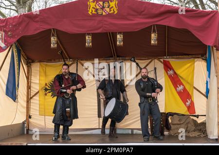 Kaiserslautern, Allemagne. 10th avril 2023. Le groupe musical médiéval « Capud Draconis » joue sur scène des tambours et des cornemuses. Credit: Gustav Zygmund/Alamy News Banque D'Images