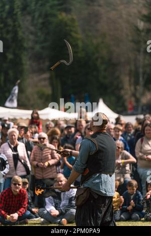 Kaiserslautern, Allemagne. 10th avril 2023. Un jongleur mâle enchante la foule, car il jongle avec des armes en acier froid. Credit: Gustav Zygmund/Alamy News Banque D'Images