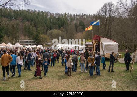 Kaiserslautern, Allemagne. 10th avril 2023. Une foule de gens qui écoutent 'Capud Draconis', le groupe musical médiéval lors d'une belle journée de printemps ensoleillée. Credit: Gustav Zygmund/Alamy News Banque D'Images