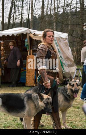 Kaiserslautern, Allemagne. 10th avril 2023. Une femme habillée de tissus médiévaux, marchant deux chiens de berger allemands. Credit: Gustav Zygmund/Alamy News Banque D'Images