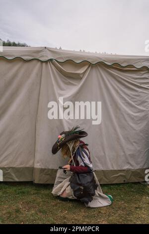 Kaiserslautern, Allemagne. 10th avril 2023. Fille en vêtements médiévaux traditionnels prend une pause pour regarder son smartphone. Credit: Gustav Zygmund/Alamy News Banque D'Images