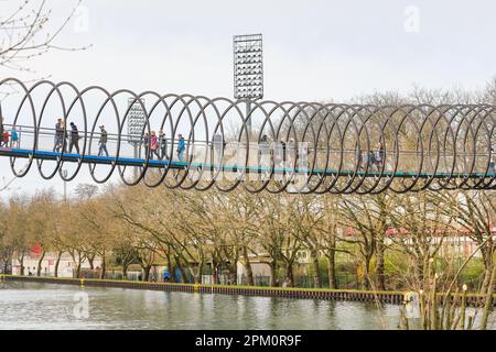 Oberhausen, NRW, le 10th avril 2023. Les randonneurs apprécient un lundi de Pâques plutôt ensoleillé et doux sur le célèbre pont 'linky Springs to Fame' d'Oberhausen. Le pont piétonnier, long de 406 mètres et traversant le canal Rhin-Herne, a été conçu par l'artiste Tobias Rehberger. Il est illuminé la nuit et aurait été inspiré par le jouet slinky. Credit: Imagetraceur/Alamy Live News Banque D'Images