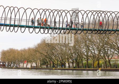 Oberhausen, NRW, le 10th avril 2023. Les randonneurs apprécient un lundi de Pâques plutôt ensoleillé et doux sur le célèbre pont 'linky Springs to Fame' d'Oberhausen. Le pont piétonnier, long de 406 mètres et traversant le canal Rhin-Herne, a été conçu par l'artiste Tobias Rehberger. Il est illuminé la nuit et aurait été inspiré par le jouet slinky. Credit: Imagetraceur/Alamy Live News Banque D'Images