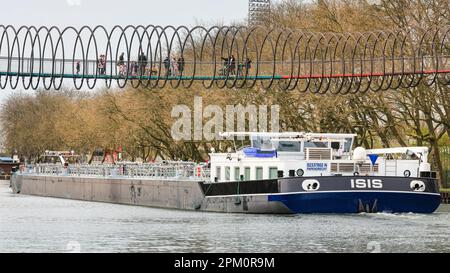 Oberhausen, NRW, le 10th avril 2023. Les randonneurs apprécient un lundi de Pâques plutôt ensoleillé et doux sur le célèbre pont 'linky Springs to Fame' d'Oberhausen. Le pont piétonnier, long de 406 mètres et traversant le canal Rhin-Herne, a été conçu par l'artiste Tobias Rehberger. Il est illuminé la nuit et aurait été inspiré par le jouet slinky. Credit: Imagetraceur/Alamy Live News Banque D'Images