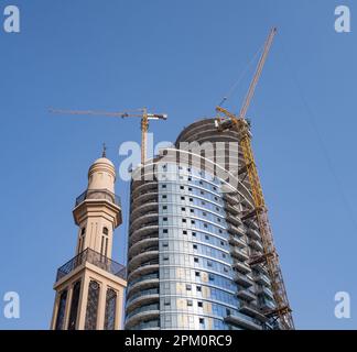 Construction d'une nouvelle tour pour des appartements ou des bureaux derrière une mosquée à Dubaï Émirats Arabes Unis Banque D'Images