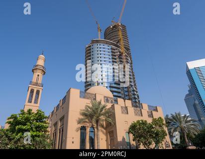 Construction d'une nouvelle tour pour des appartements ou des bureaux derrière une mosquée à Dubaï Émirats Arabes Unis Banque D'Images