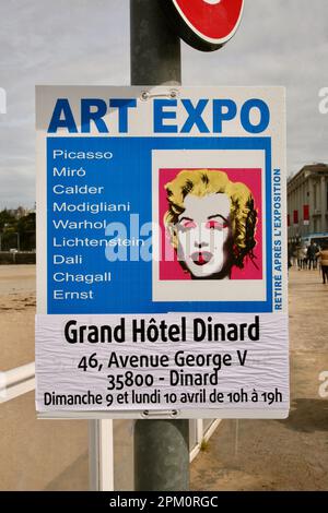 Un panneau publicitaire annonçant une exposition d'art au Grand Hôtel à Dinard, Bretagne, Nord-Ouest de la France, Europe Banque D'Images