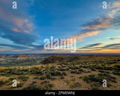 Cette image haute résolution capture la vue imprenable d'un spectaculaire coucher de soleil de printemps dans le Wyoming Banque D'Images