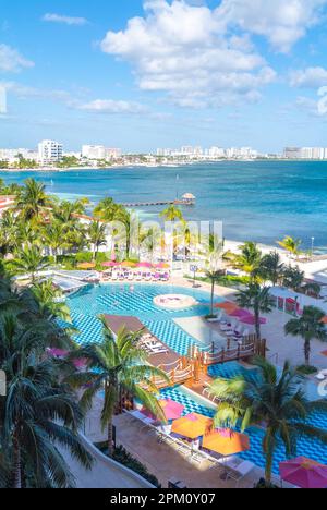 Cancun, Quintana Roo, Mexique, 22th du 2023 février, une vue panoramique aérienne de la plage de Cancun. Banque D'Images
