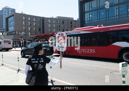 11 avril 2023: Des piqueteurs et des manifestants apparaissent sur la ligne de piquetage pendant la grève des enseignants de l'Université Rutgers sur l'avenue College, sur le campus principal de l'université au Nouveau-Brunswick, dans le New Jersey. NEW YORK, NEW YORK AVRIL 8. Crédit : ZUMA Press, Inc./Alay Live News Banque D'Images