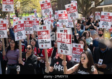 11 avril 2023: Des piqueteurs et des manifestants apparaissent sur la ligne de piquetage pendant la grève des enseignants de l'Université Rutgers sur l'avenue College, sur le campus principal de l'université au Nouveau-Brunswick, dans le New Jersey. NEW YORK, NEW YORK AVRIL 8. Crédit : ZUMA Press, Inc./Alay Live News Banque D'Images