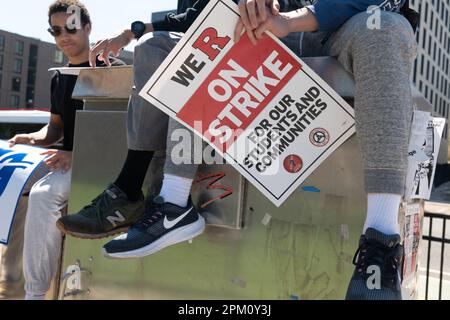 11 avril 2023: Des piqueteurs et des manifestants apparaissent sur la ligne de piquetage pendant la grève des enseignants de l'Université Rutgers sur l'avenue College, sur le campus principal de l'université au Nouveau-Brunswick, dans le New Jersey. NEW YORK, NEW YORK AVRIL 8. Crédit : ZUMA Press, Inc./Alay Live News Banque D'Images