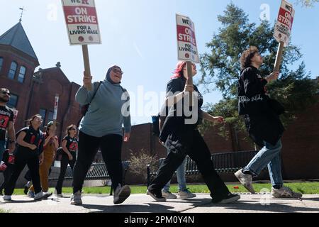 11 avril 2023: Des piqueteurs et des manifestants apparaissent sur la ligne de piquetage pendant la grève des enseignants de l'Université Rutgers sur l'avenue College, sur le campus principal de l'université au Nouveau-Brunswick, dans le New Jersey. NEW YORK, NEW YORK AVRIL 8. Crédit : ZUMA Press, Inc./Alay Live News Banque D'Images