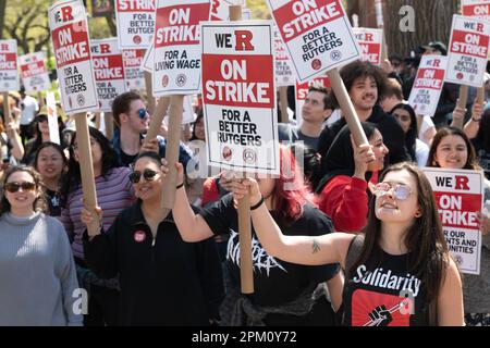 11 avril 2023: Des piqueteurs et des manifestants apparaissent sur la ligne de piquetage pendant la grève des enseignants de l'Université Rutgers sur l'avenue College, sur le campus principal de l'université au Nouveau-Brunswick, dans le New Jersey. NEW YORK, NEW YORK AVRIL 8. Crédit : ZUMA Press, Inc./Alay Live News Banque D'Images