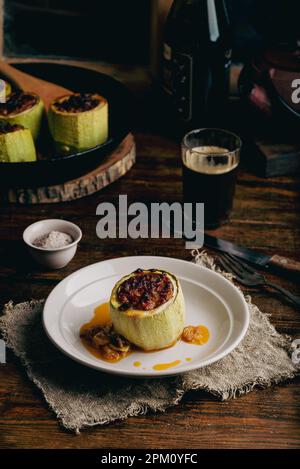 Une portion de courgettes farcies cuites sur l'assiette Banque D'Images