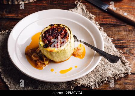 Une portion de courgettes farcies cuites sur l'assiette Banque D'Images