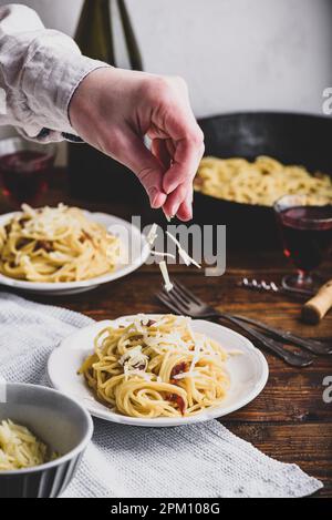 Pâtes carbonara classiques Homamade sur une assiette blanche Banque D'Images