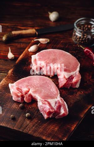 Deux contre-filets de porc cru sur planche à découper Banque D'Images