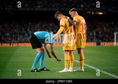 Barcelone, Espagne, 10, avril 2023. Espagne-football-la Liga Santander FC Barcelone / Girona FC. Mateu Lahoz avec (17) Rodrigo Riquelme et (14) Aleix García. Crédit : Joan G/Alay Live News Banque D'Images