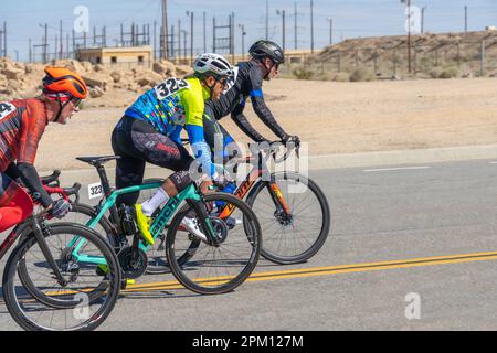 Victorville, CA, Etats-Unis – 25 mars 2023 : course cycliste senior pour hommes dans le Majestic Cycling Event qui a eu lieu à Victorville, Californie. Banque D'Images