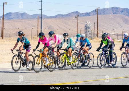 Victorville, CA, Etats-Unis – 25 mars 2023 : course cycliste féminine sur route à l'occasion de l'événement cycliste Majestic Cycling à l'aéroport logistique de Californie du Sud à Victorville Banque D'Images