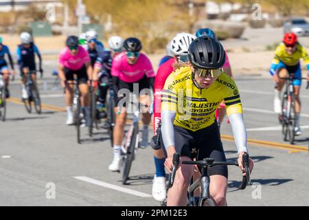 Victorville, CA, Etats-Unis – 25 mars 2023 : course cycliste féminine dans le cadre de l'événement cycliste Majestic Cycling à l'aéroport logistique de Californie du Sud à Victorv Banque D'Images