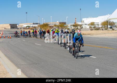 Victorville, CA, États-Unis – 25 mars 2023 : course cycliste masculine sur route à l'occasion de l'événement cycliste Majestic Cycling à l'aéroport logistique de Californie du Sud à Victorville, Banque D'Images