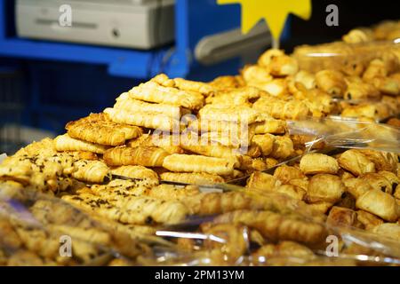 Vente de croissants au fromage et autres pâtisseries au comptoir dans le supermarché de Surabaya, Indonésie. Banque D'Images