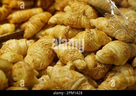 Vente de croissants au fromage et autres pâtisseries au comptoir dans le supermarché de Surabaya, Indonésie. Banque D'Images